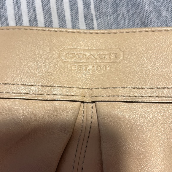 Tan coach purse - Picture 3 of 7